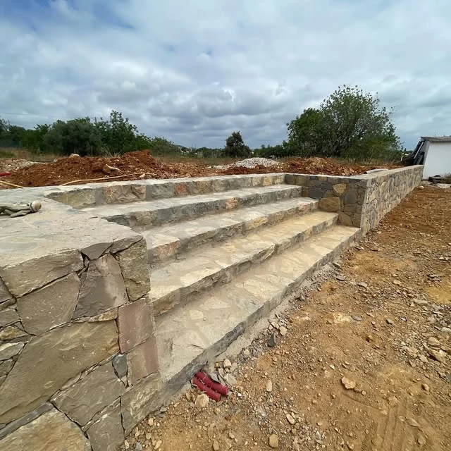 Depois: Escadas em pedra de alvenaria