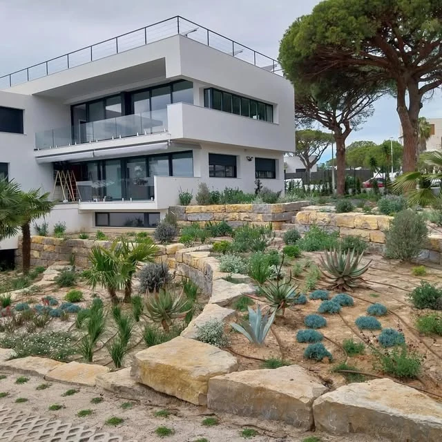 Depois: Jardim mediterrânico em socalcos